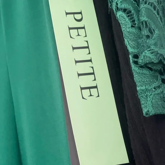 Understated simple Quiet Luxury green, lightweight non-wrinkle dress Size MP - Picture 5 of 6